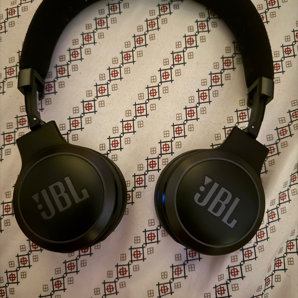 JBL live Matte Black Over-Ear Headphones